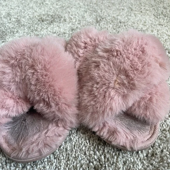 Pink fuzzy slippers - Picture 8 of 13